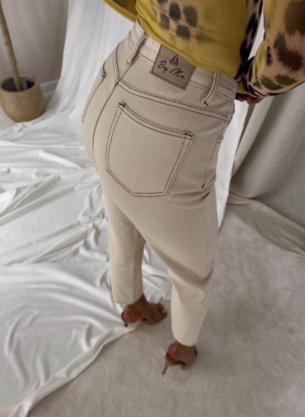 Jeansy MOM FIT – jasny beż - obrazek 4
