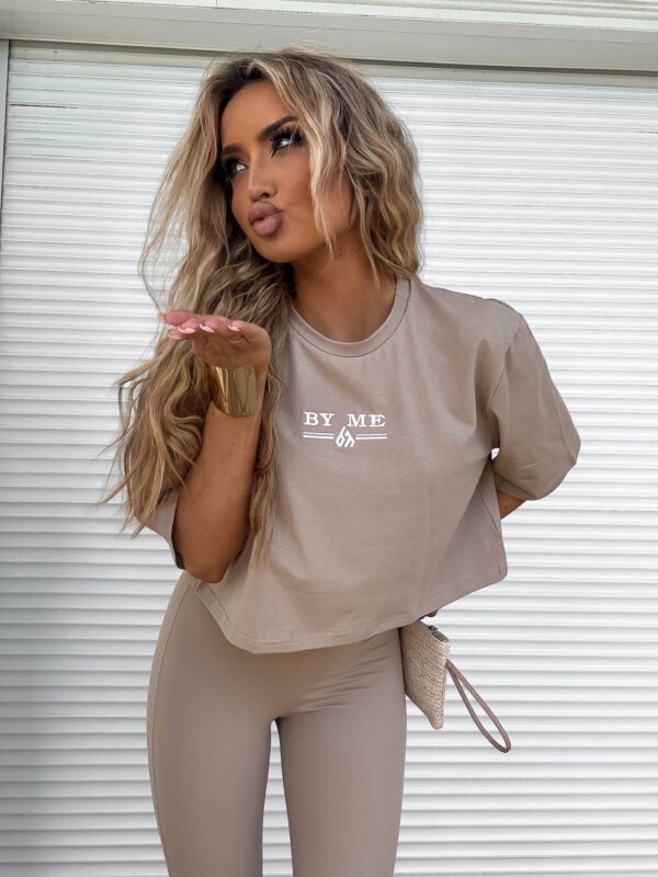 T-shirt pudełkowy BOSSY - ciemny beż - obrazek 3