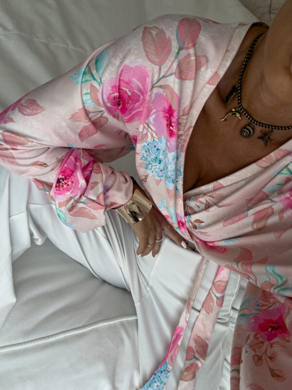 Bluzka KAIRA print róża – pastel - obrazek 4